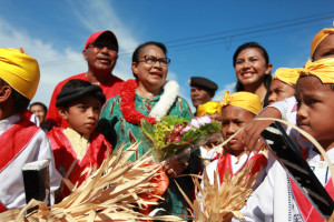 Menteri PPA Yohana Yembise (tengah) bersama Irine Yusiana Roba usai sidang parlemen anak (16/5) di Halmahera Barat.
