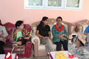 Irine Yusiana Roba berbincang dengan Menteri Yohana Yembise mengenai isu perempuan dan anak di Maluku Utara (16/5).
