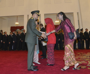 Irine Roba memberikan selamat kepada Jenderal TNI Gatot Nurmantyo pada saat pelantikan di Istana Negara (8/7).