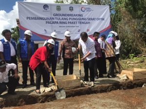 Irine Yusiana Roba bersama Menkominfo Rudiantara melakukan peletakan batu pertama proyek Palapa Ring Paket Tengah (22/11/2016).